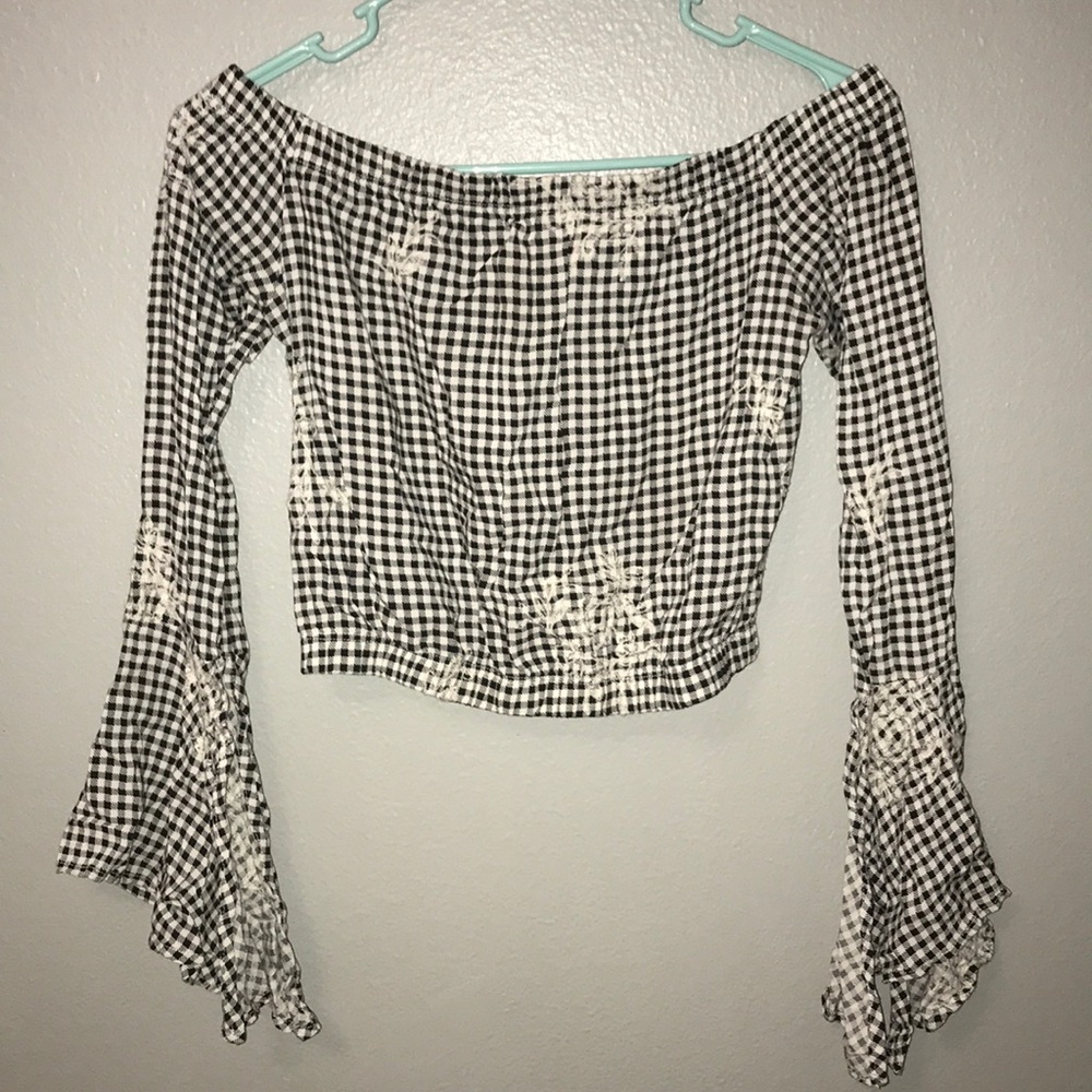 cute gingham crop top w white embroidered flowers